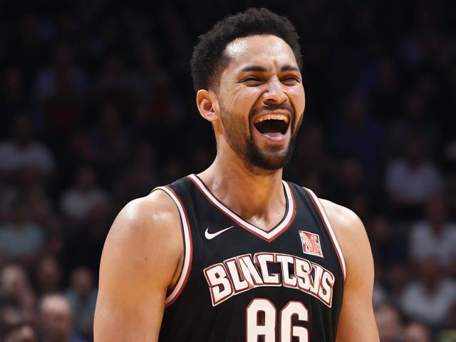 “九游app_ NBA最奇葩的玩笑时刻，球员爆笑全场”，爆笑nba游戏